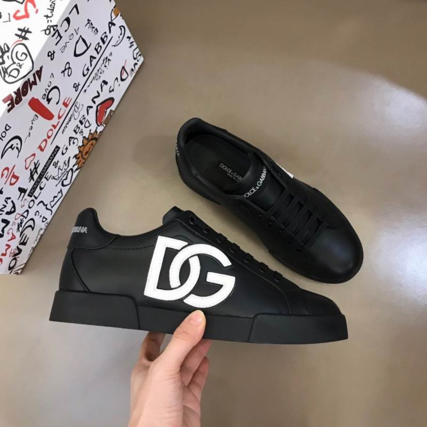 Tenis DG Portofino Couro All Black com Logo Branco Lateral