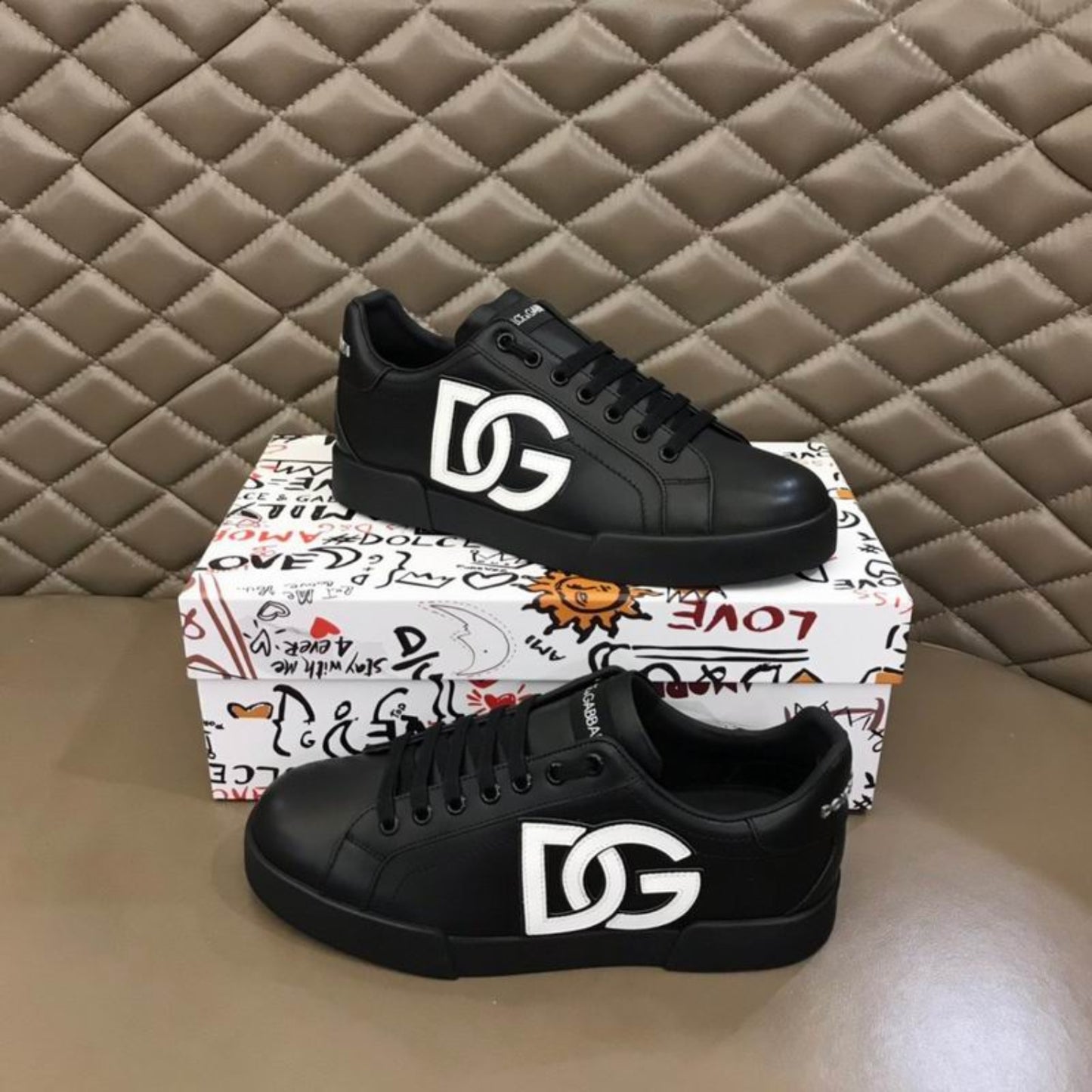 Tenis DG Portofino Couro All Black com Logo Branco Lateral