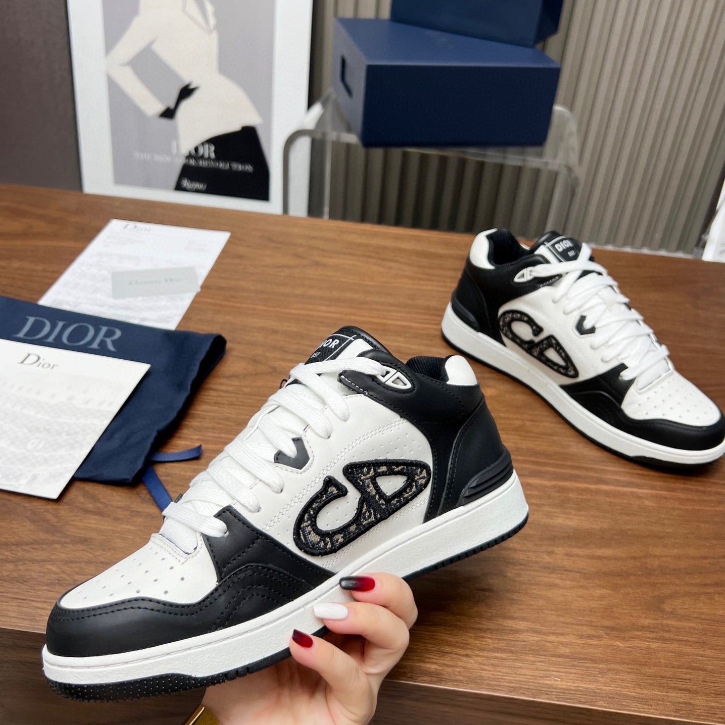 Tênis Dio B57 Branco com Cinza e logo canvas