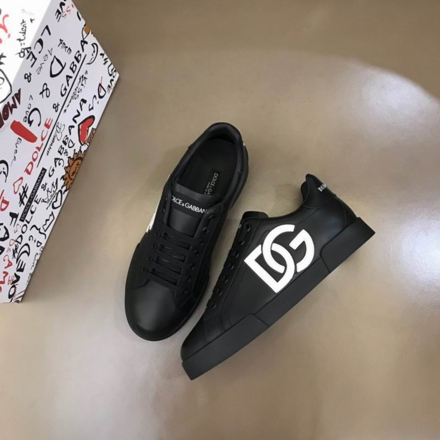 Tenis DG Portofino Couro All Black com Logo Branco Lateral
