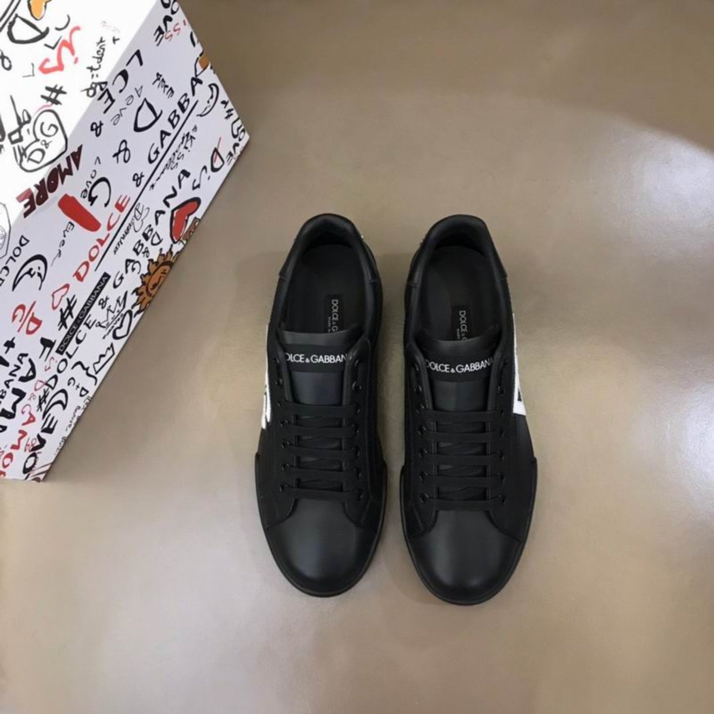 Tenis DG Portofino Couro All Black com Logo Branco Lateral