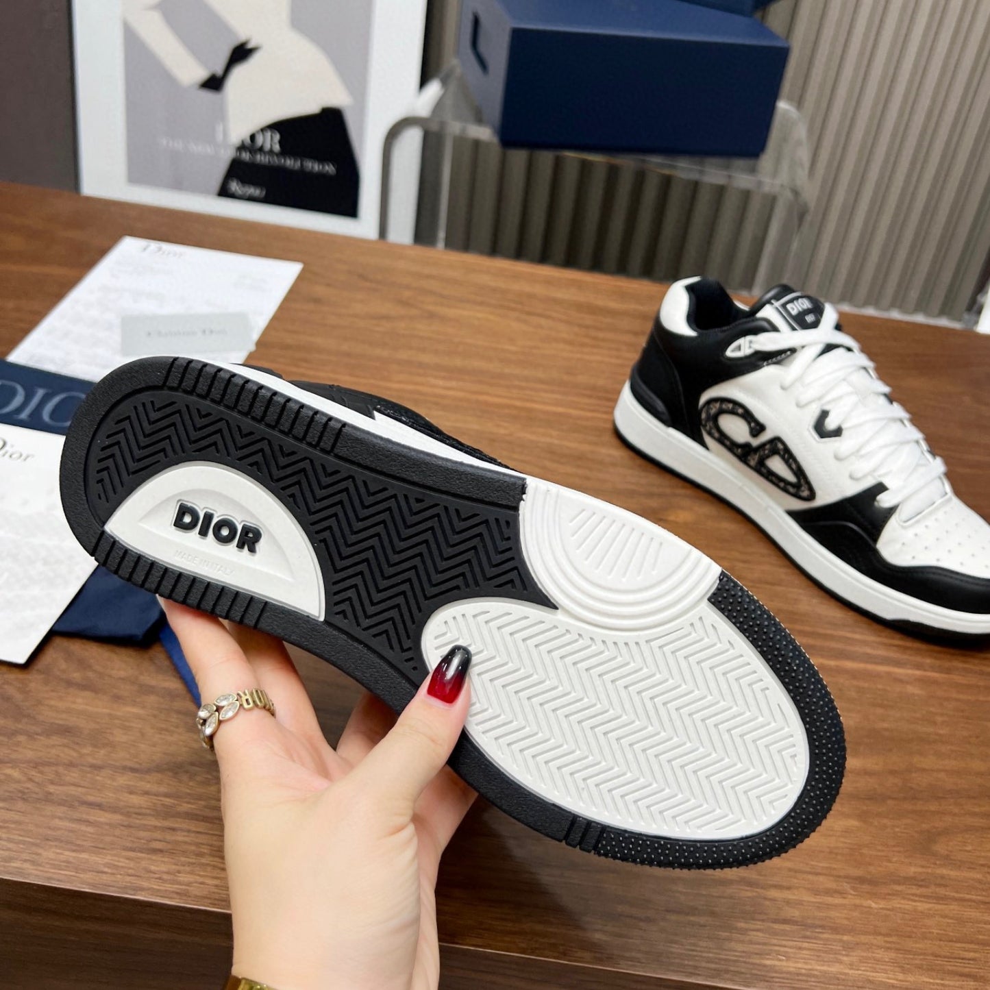 Tênis Dio B57 Branco com Cinza e logo canvas