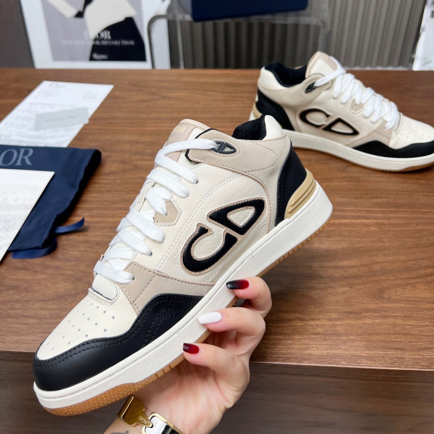 Tênis Dio B57 Branco com Preto e Bege logo canvas