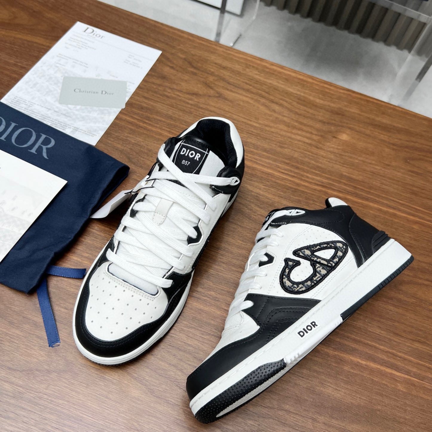 Tênis Dio B57 Branco com Cinza e logo canvas