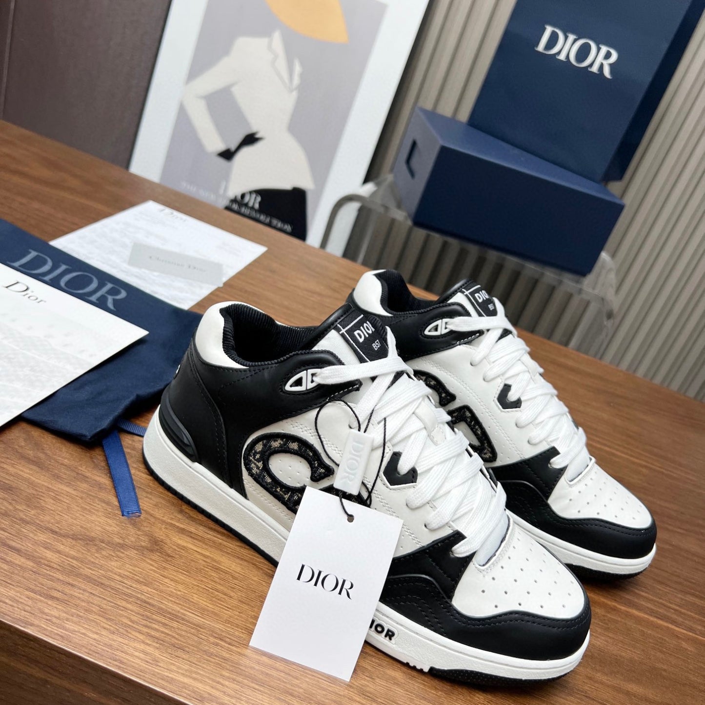 Tênis Dio B57 Branco com Cinza e logo canvas