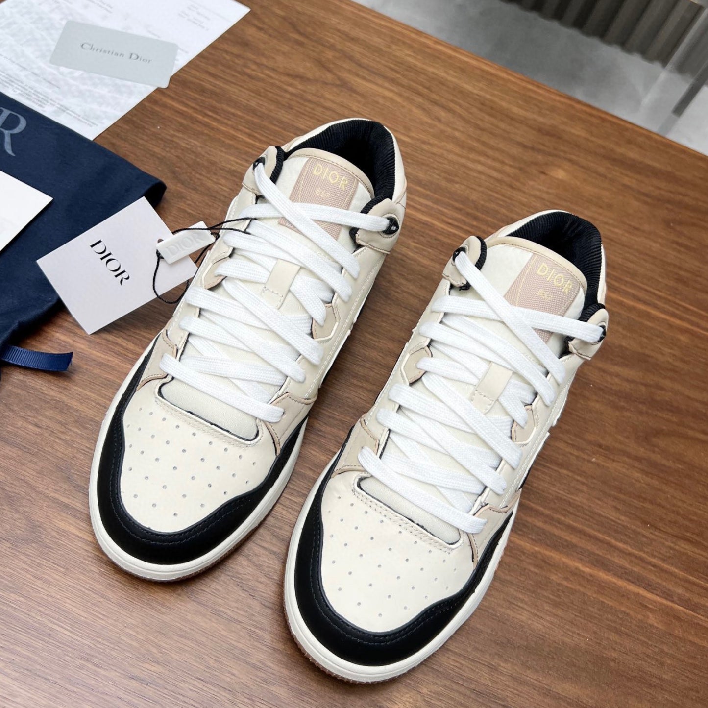 Tênis Dio B57 Branco com Preto e Bege logo canvas