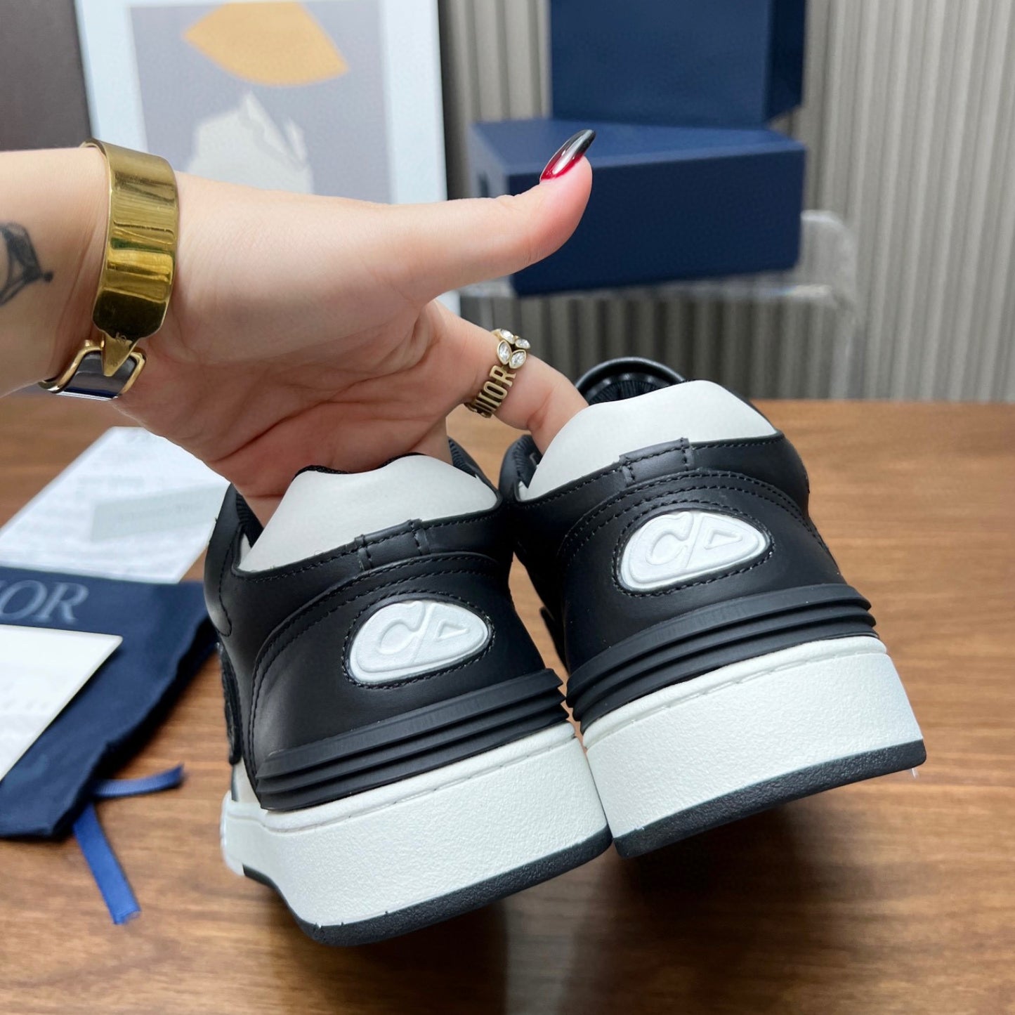 Tênis Dio B57 Branco com Cinza e logo canvas
