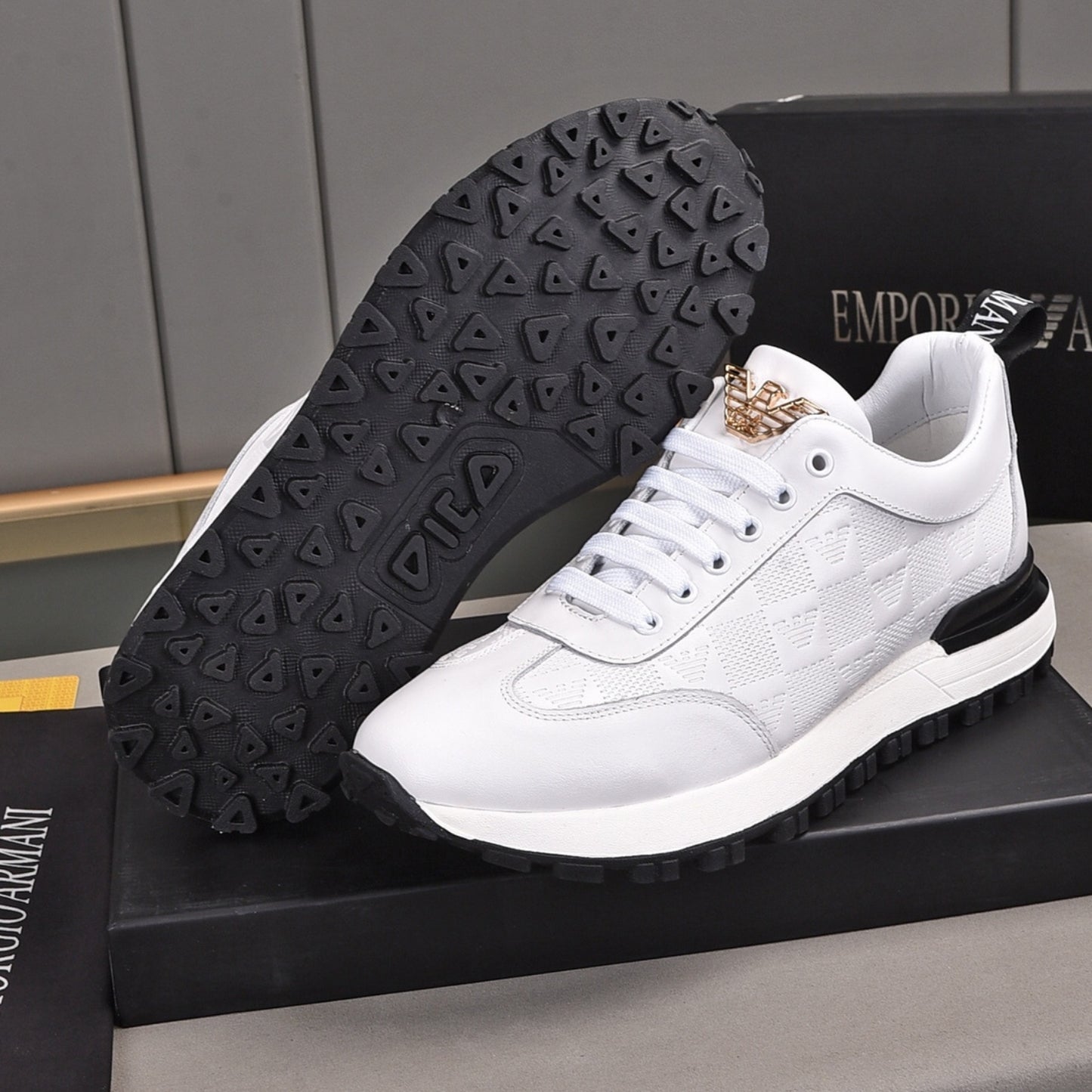 Tenis Arman Branco Couro logo detalhe