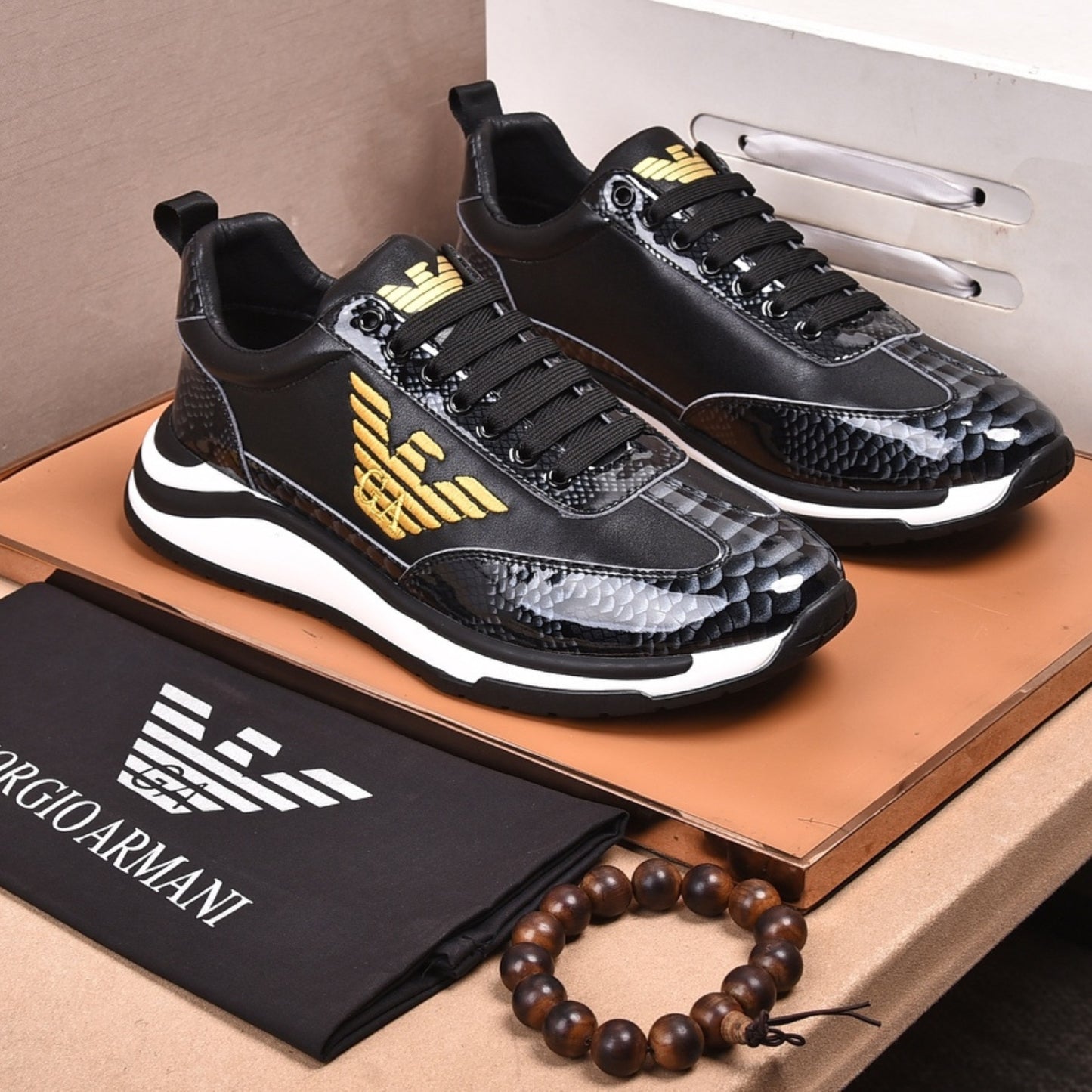 Tenis Arman Preto Casual Couro detalhe Topo e logo dourada