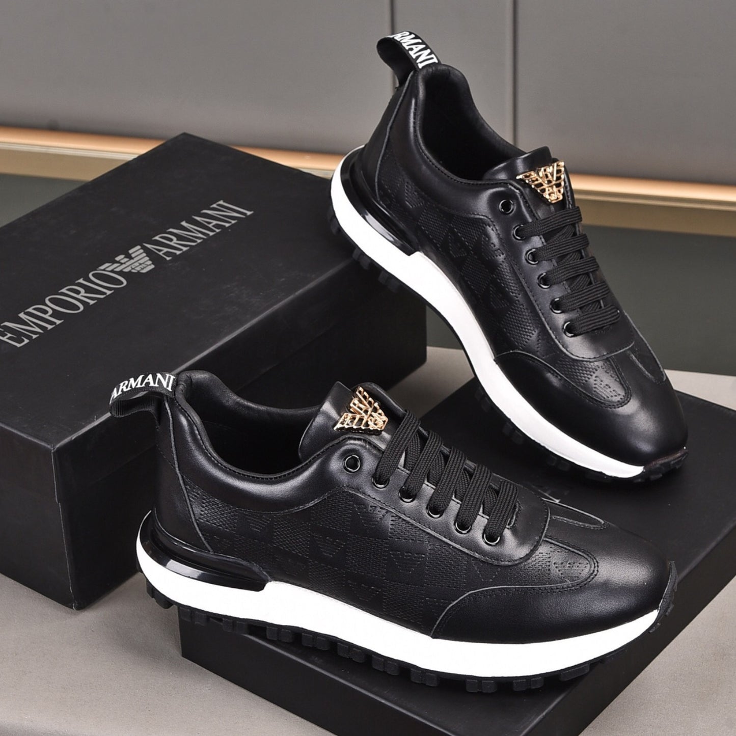 Tenis Arman Preto Couro logo detalhe