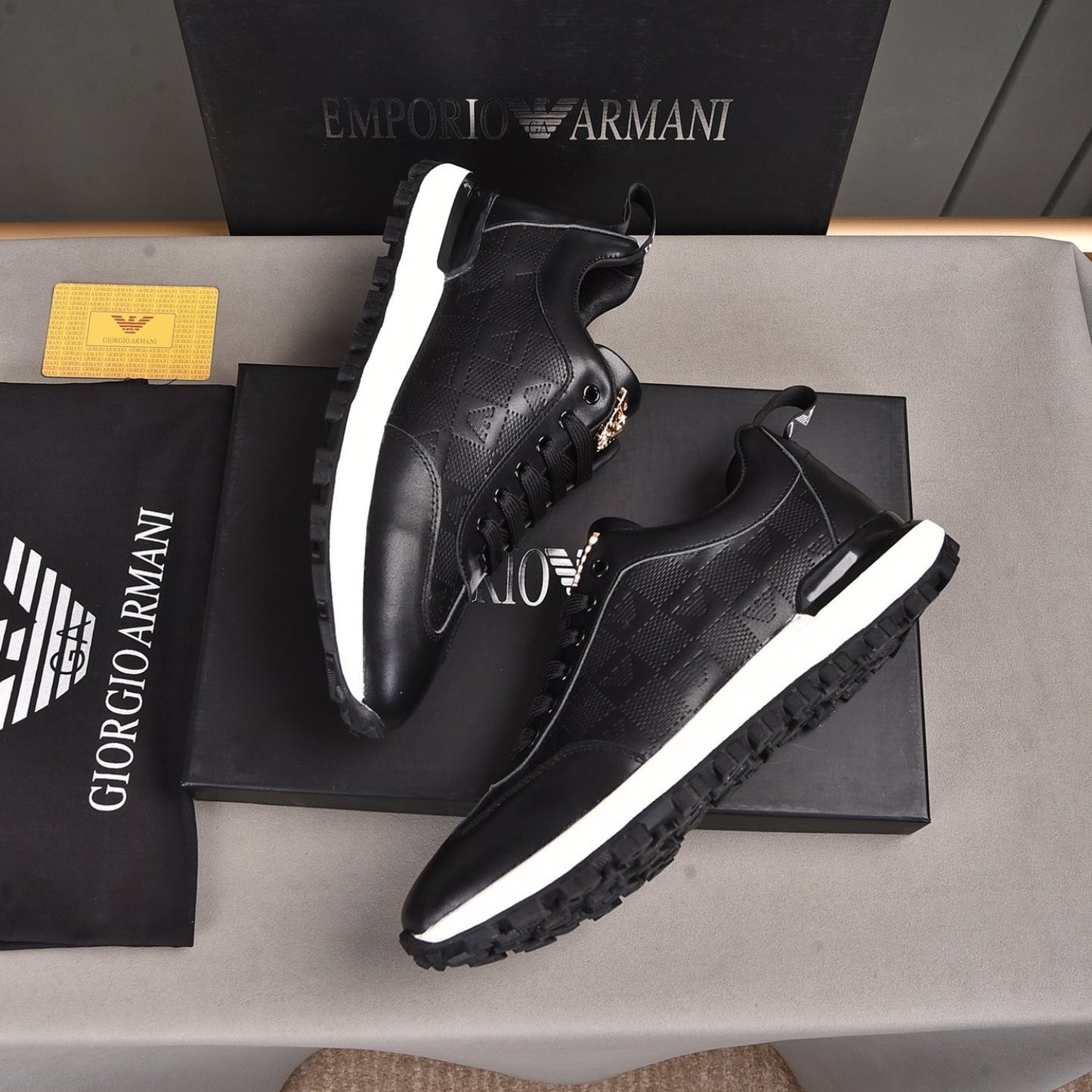 Tenis Arman Preto Couro logo detalhe