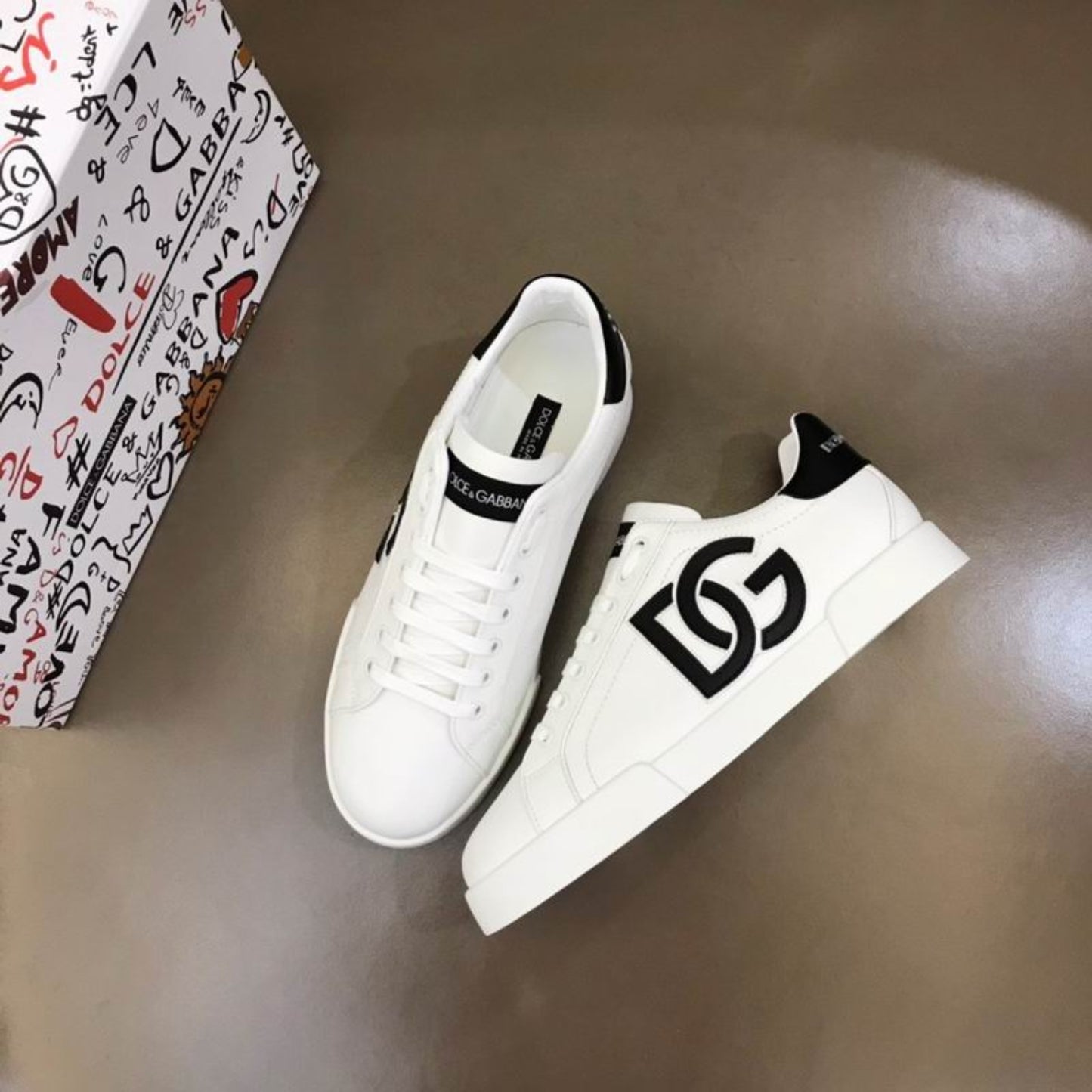 Tenis DG Portofino Couro Branco com Preto Logo Lateral