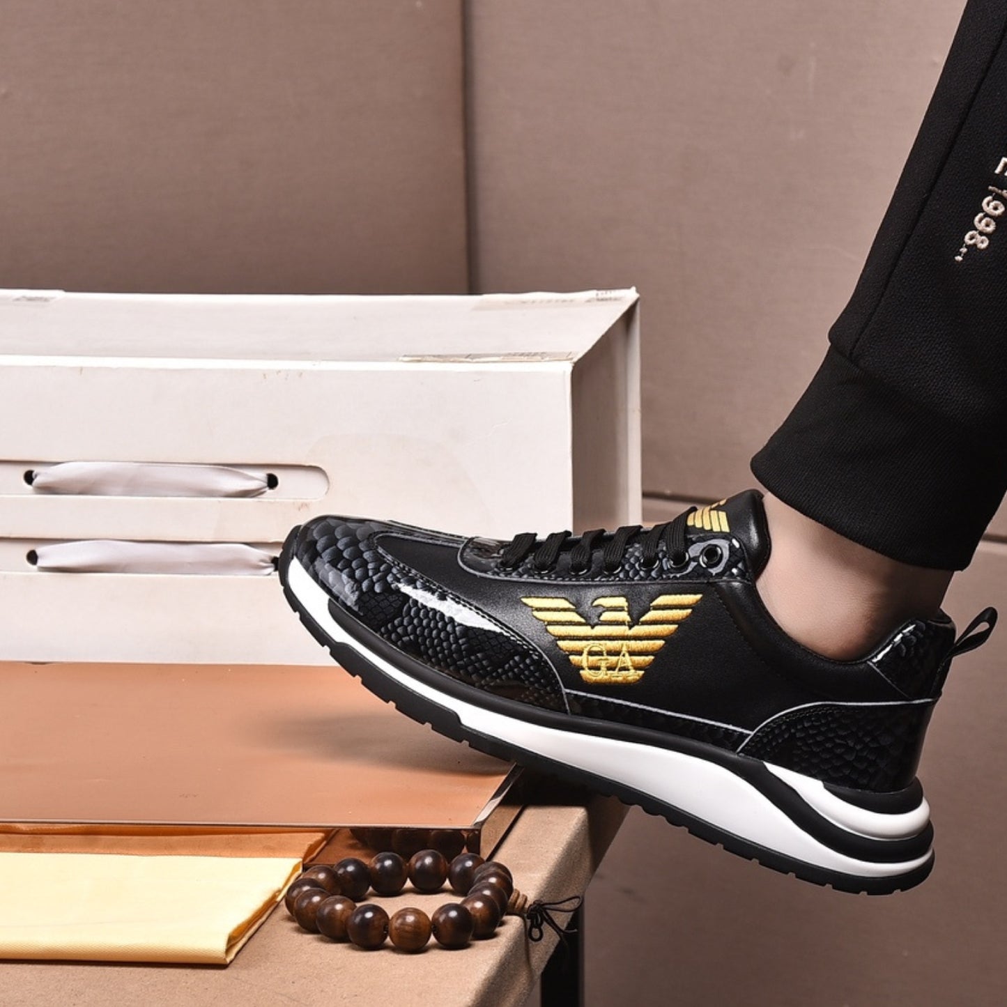 Tenis Arman Preto Casual Couro detalhe Topo e logo dourada