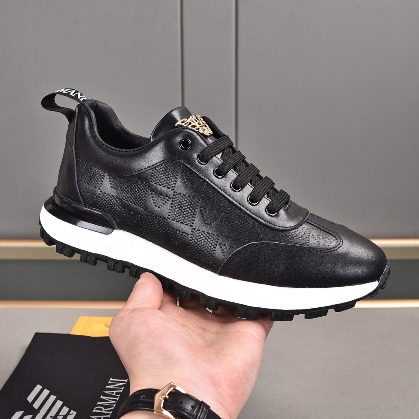Tenis Arman Preto Couro logo detalhe