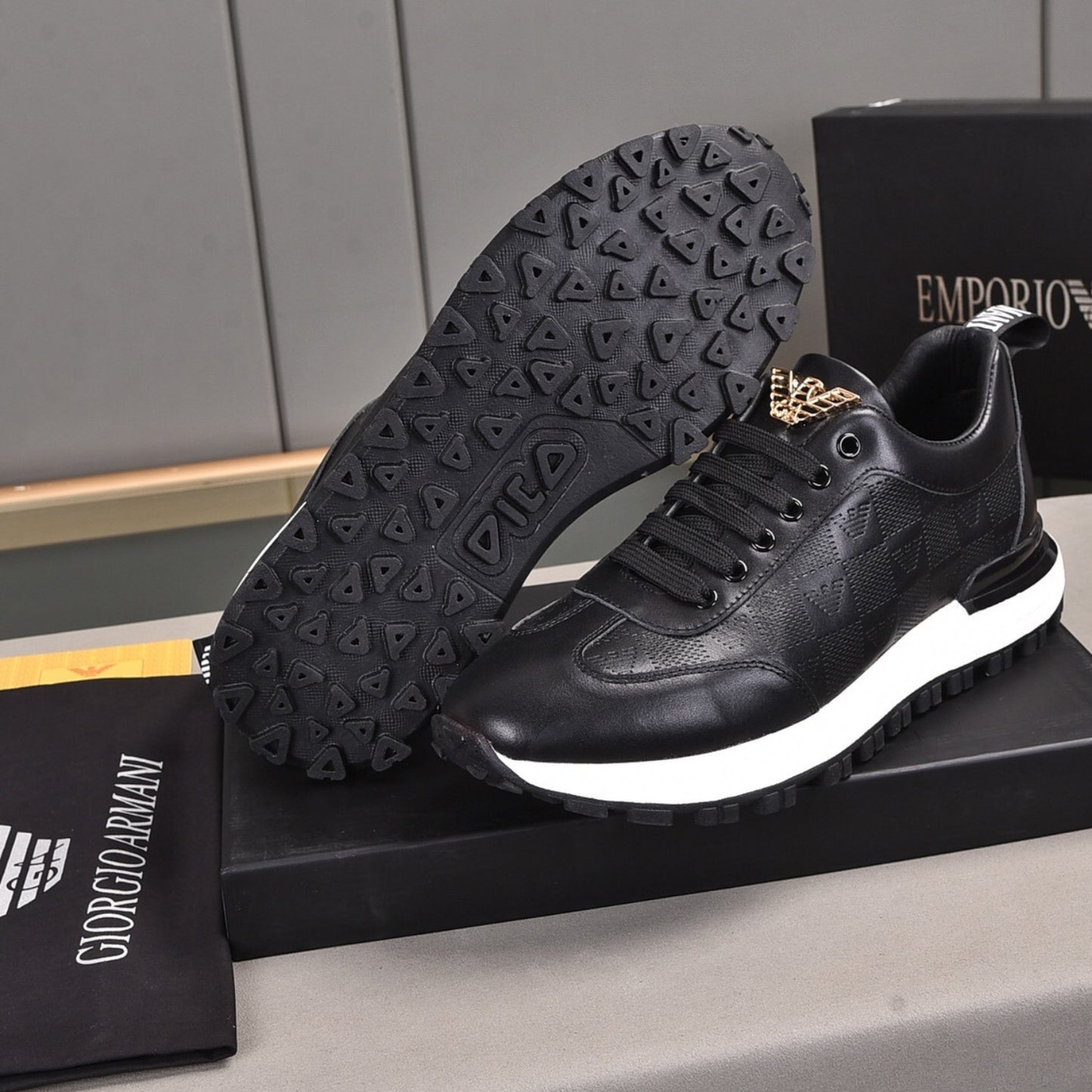 Tenis Arman Preto Couro logo detalhe