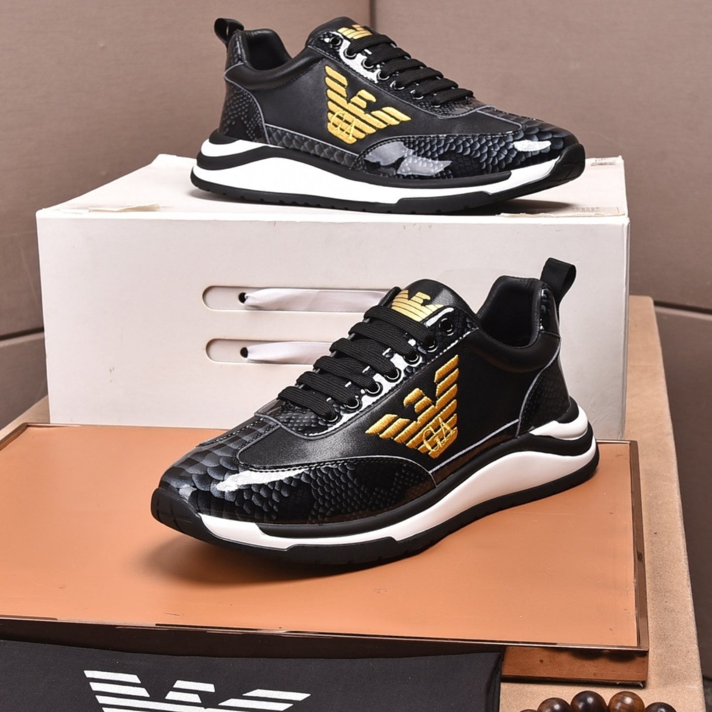 Tenis Arman Preto Casual Couro detalhe Topo e logo dourada