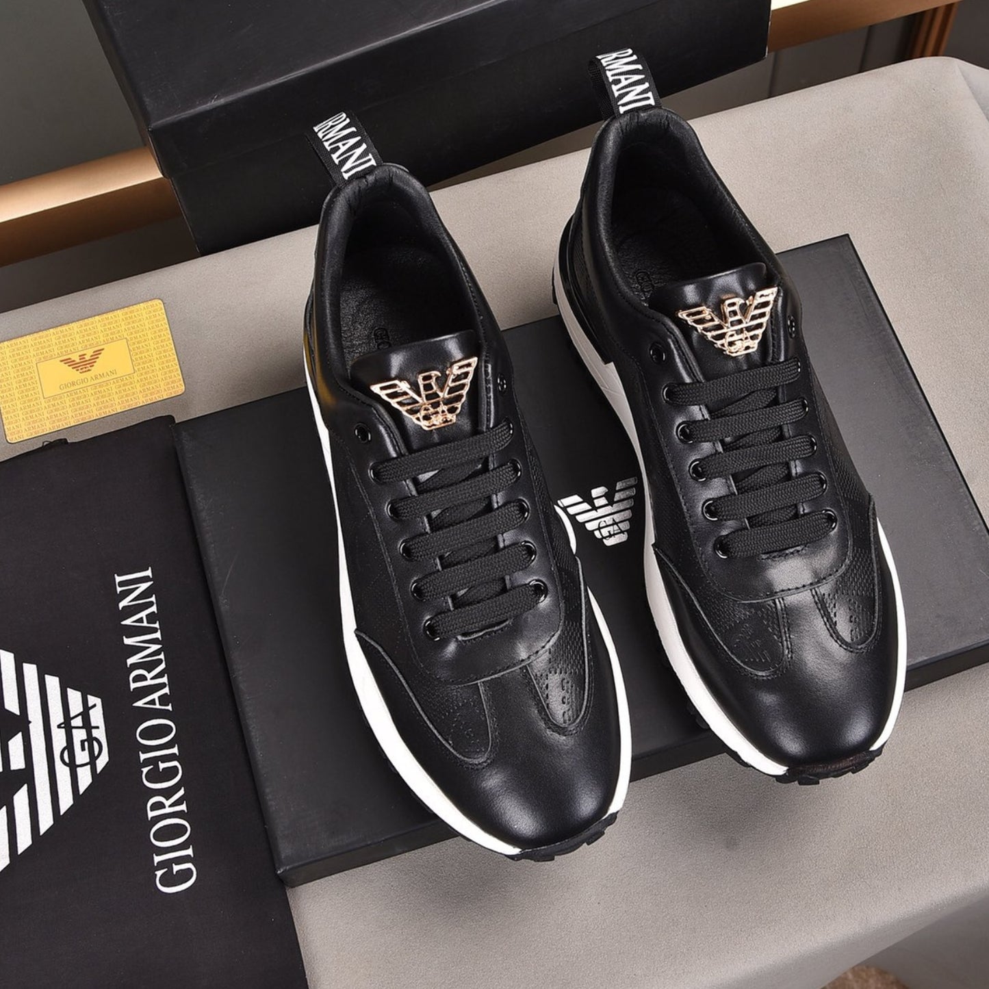 Tenis Arman Preto Couro logo detalhe
