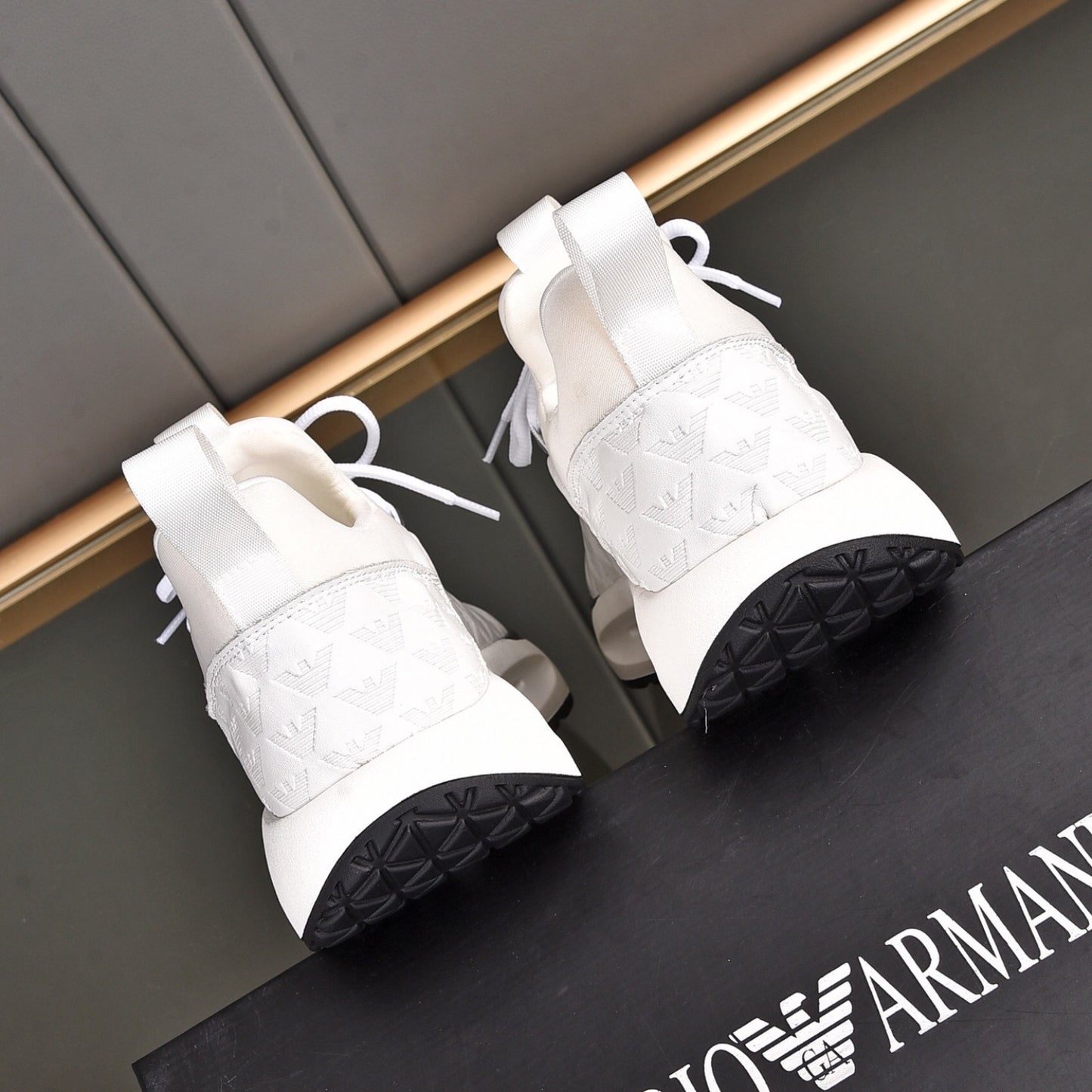 Tenis Arman Branco Casual Couro detalhe Topo