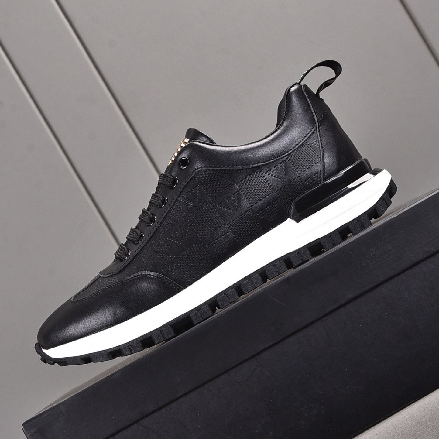 Tenis Arman Preto Couro logo detalhe