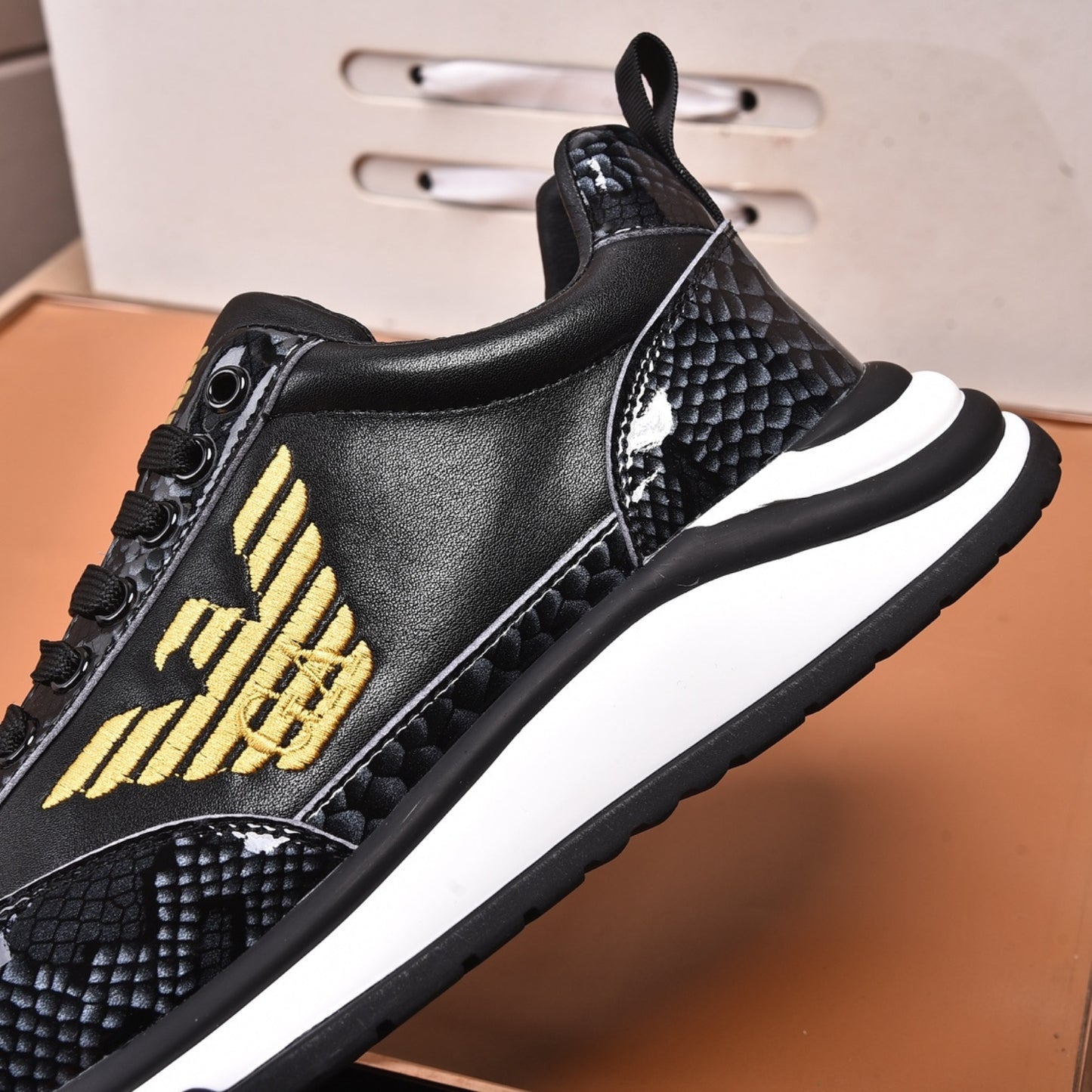 Tenis Arman Preto Casual Couro detalhe Topo e logo dourada