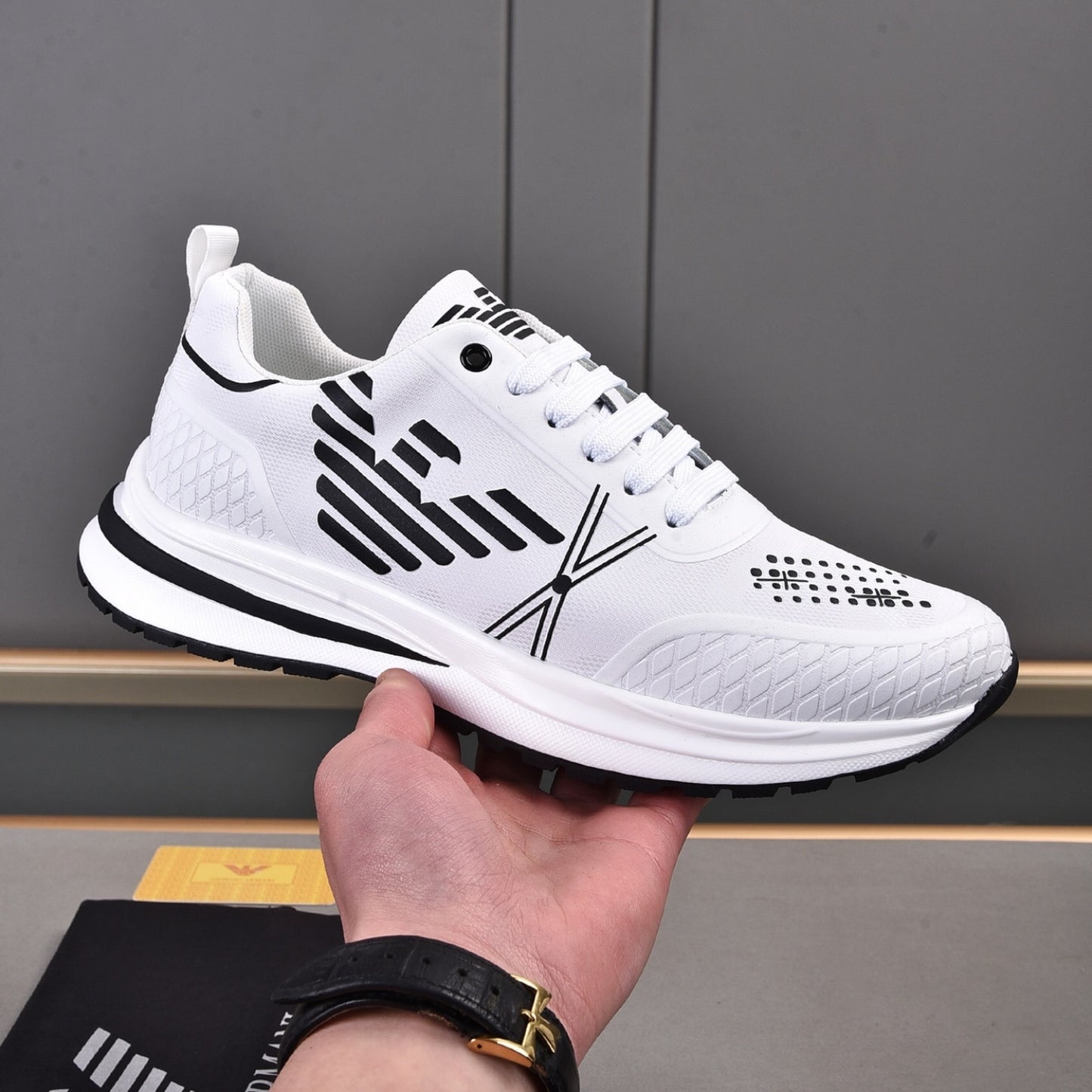 Tenis Arman Branco Casual logo lateral