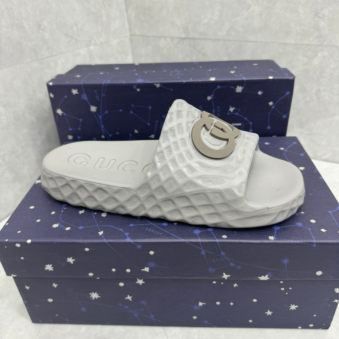 Chinelo GG Slide Interlocking Cinza