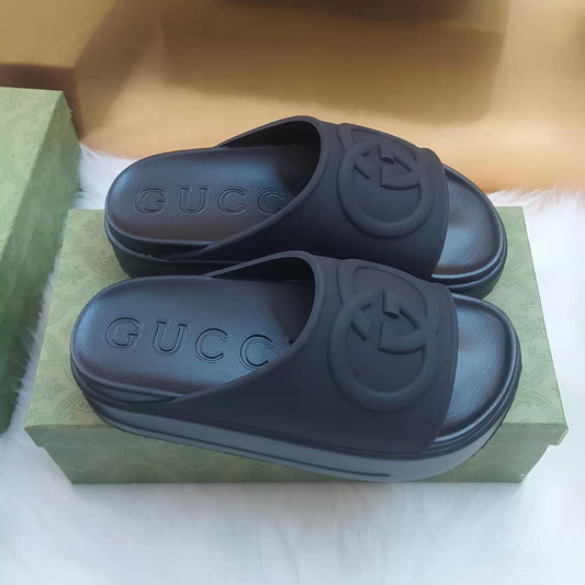 Chinelo Slide GG Interlocking Preto alto com logo