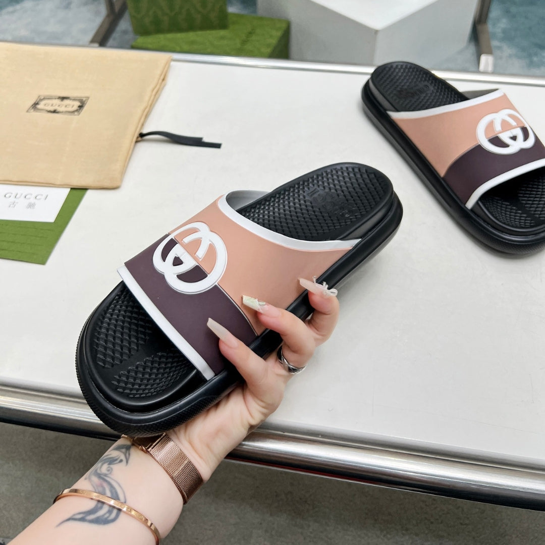 Chinelo Slide GG Interlocking preto com listras Marrom e Bege