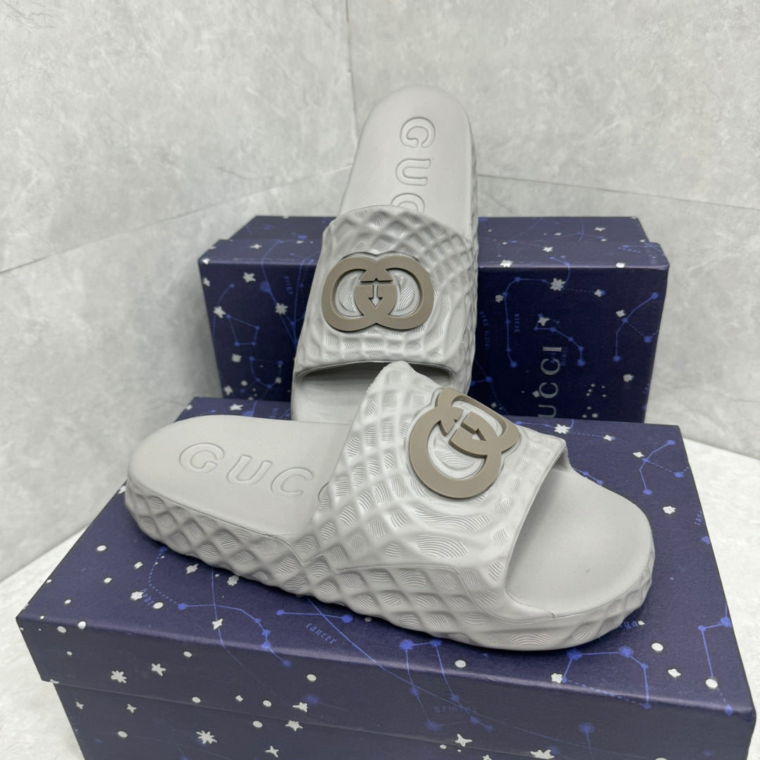 Chinelo GG Slide Interlocking Cinza