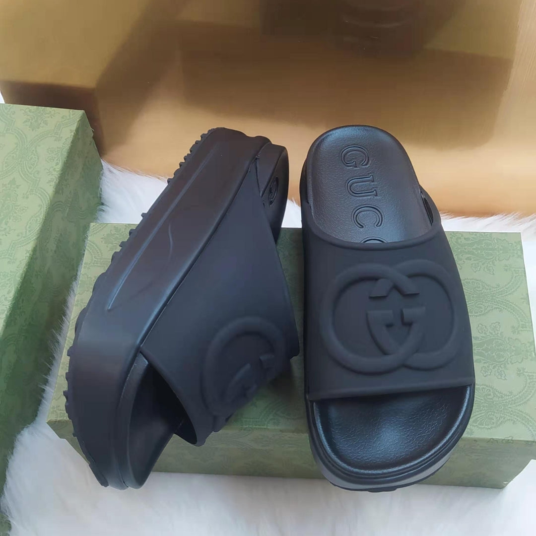 Chinelo Slide GG Interlocking Preto alto com logo