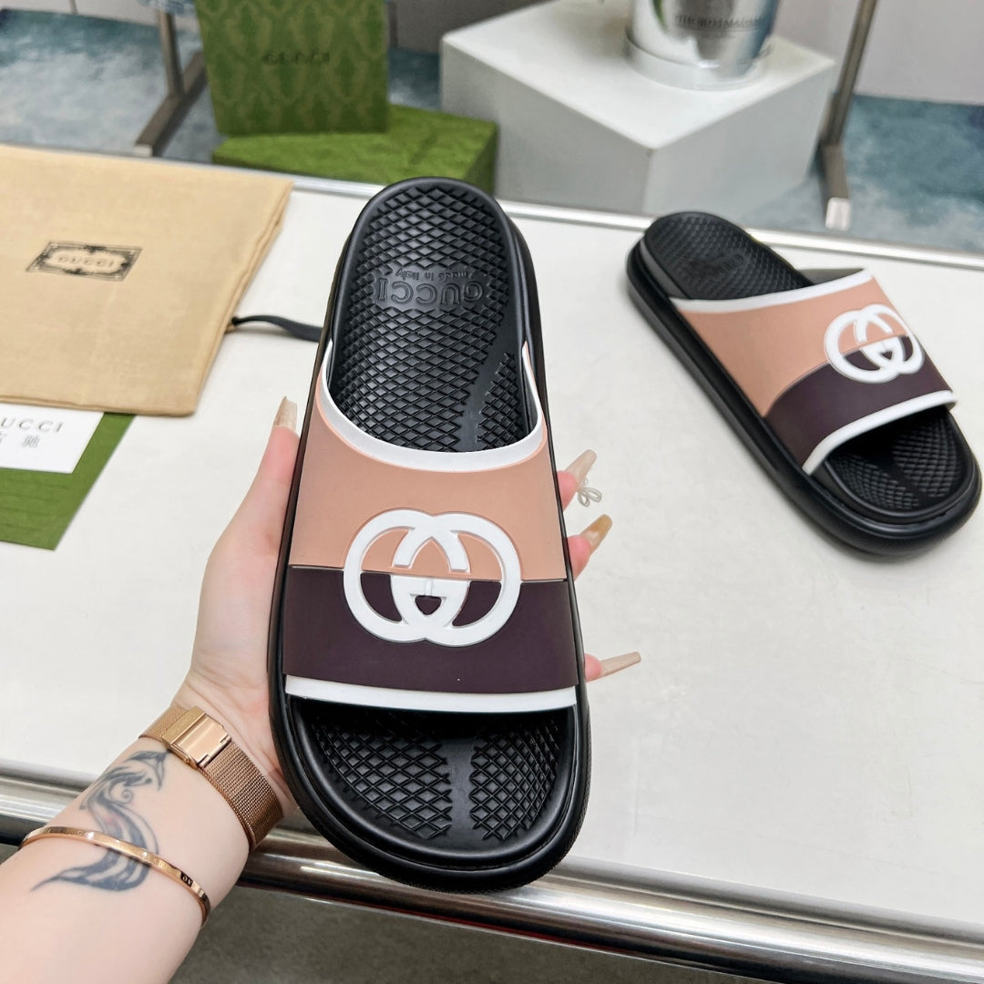 Chinelo Slide GG Interlocking preto com listras Marrom e Bege