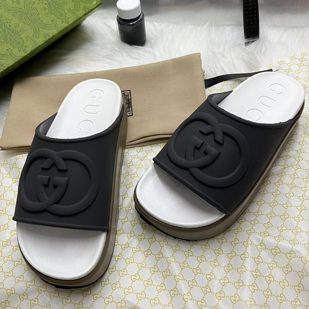 Chinelo Slide GG Interlocking Preto #2 e alto com logo