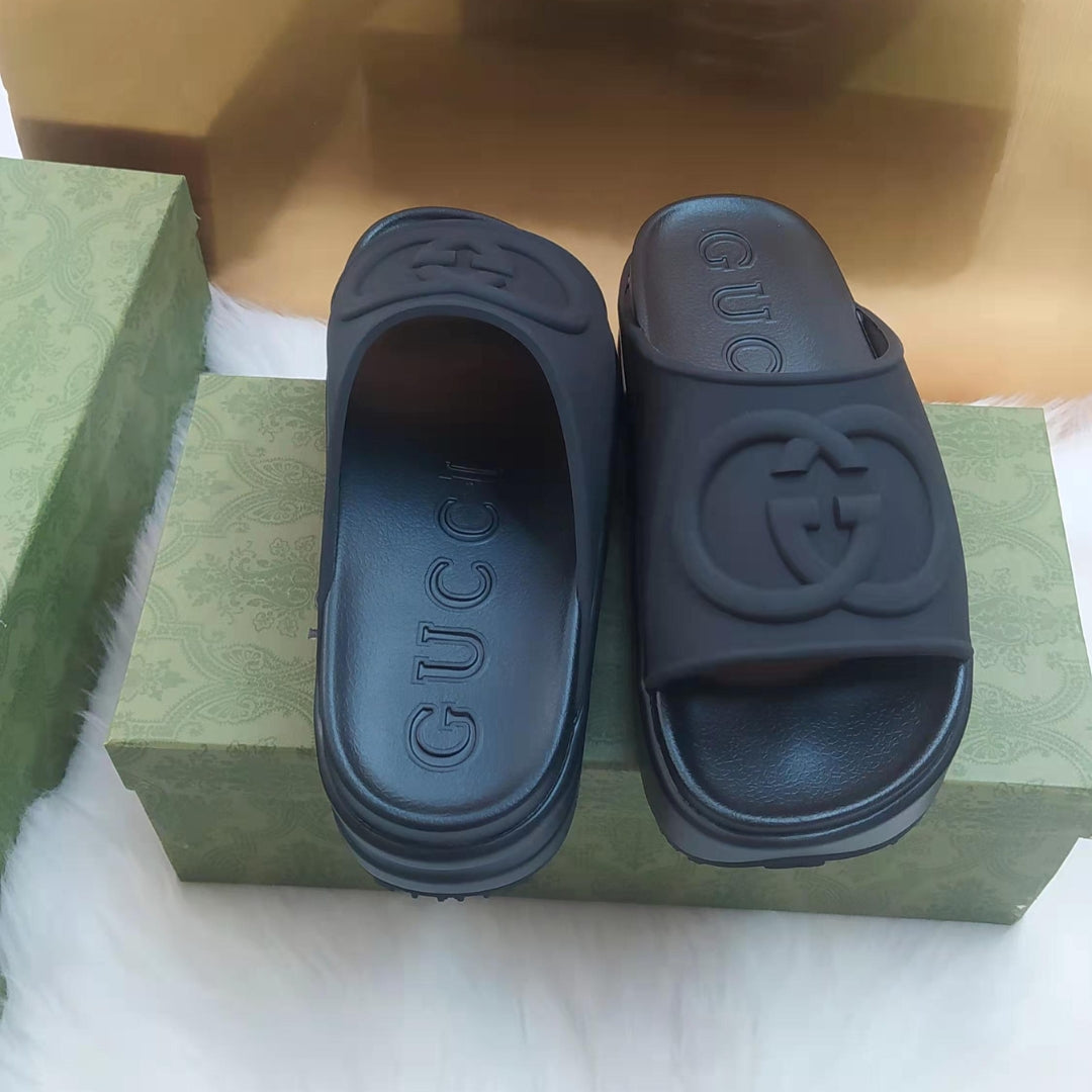 Chinelo Slide GG Interlocking Preto alto com logo