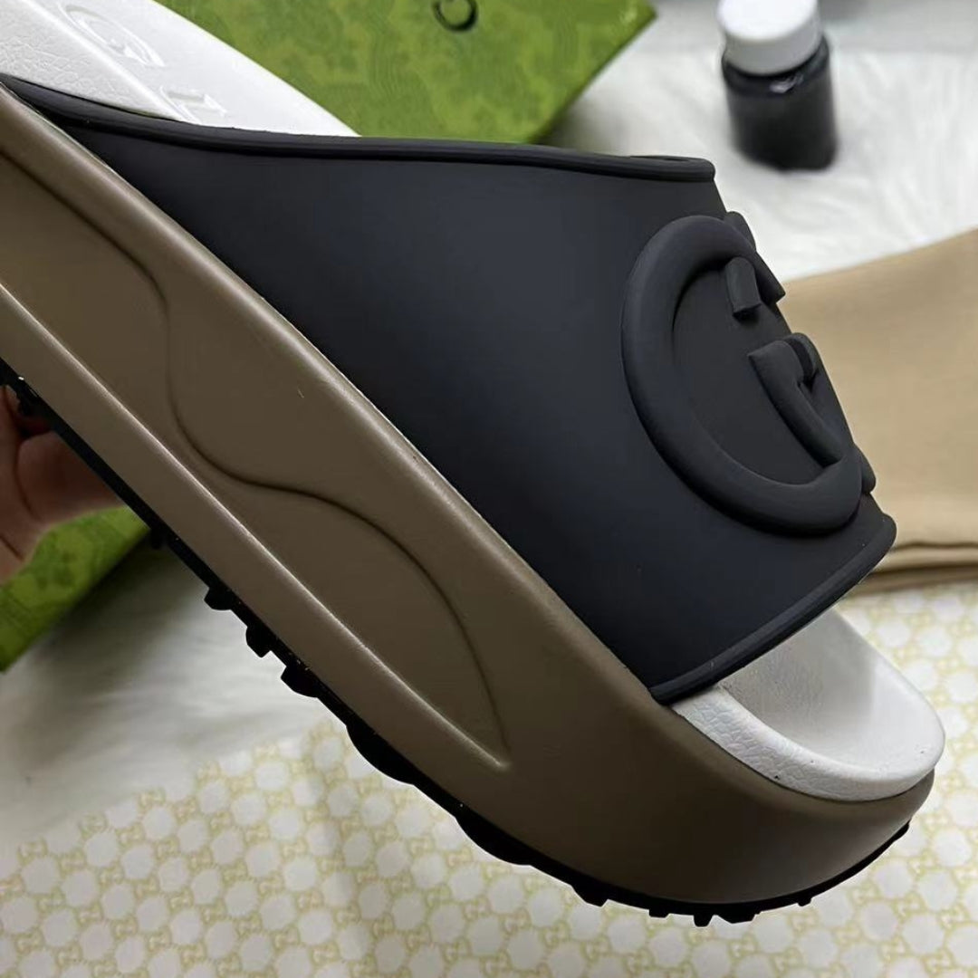 Chinelo Slide GG Interlocking Preto #2 e alto com logo