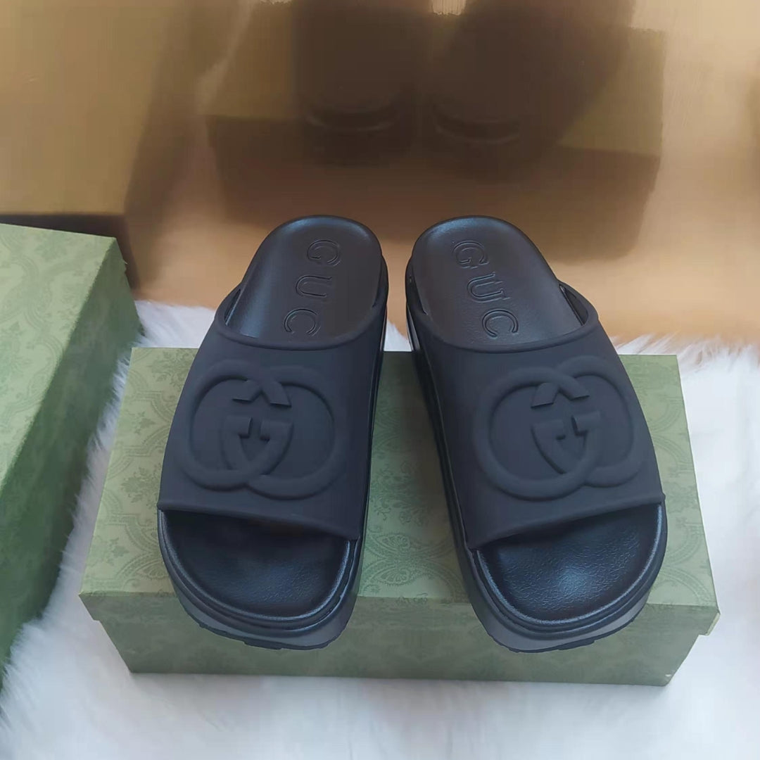 Chinelo Slide GG Interlocking Preto alto com logo