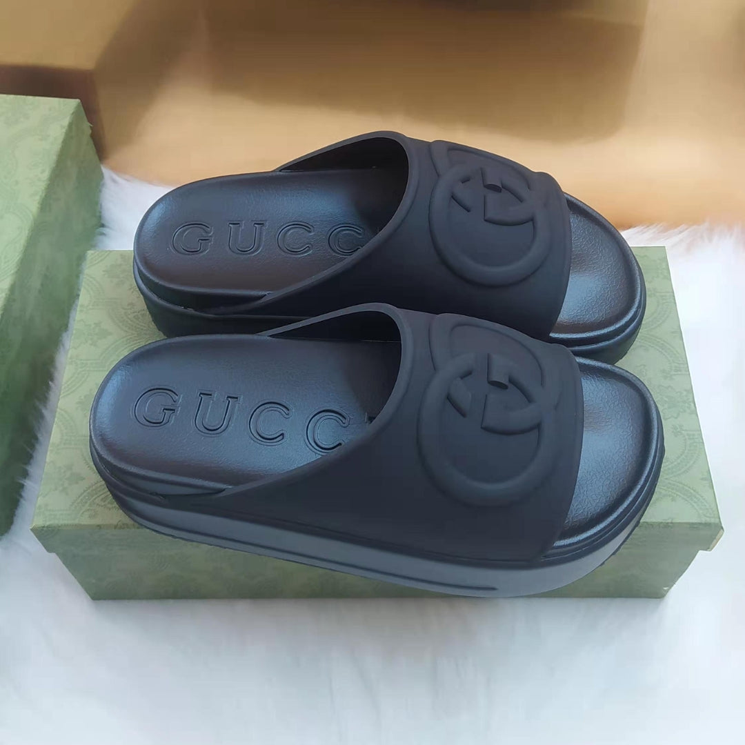 Chinelo Slide GG Interlocking Preto alto com logo