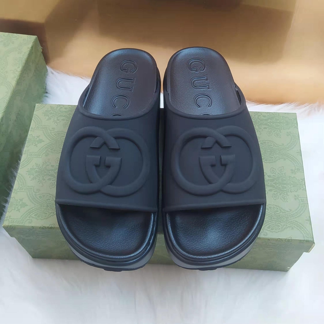 Chinelo Slide GG Interlocking Preto alto com logo