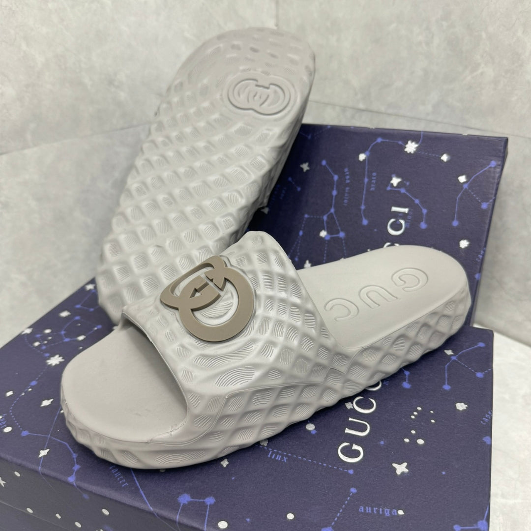 Chinelo GG Slide Interlocking Cinza