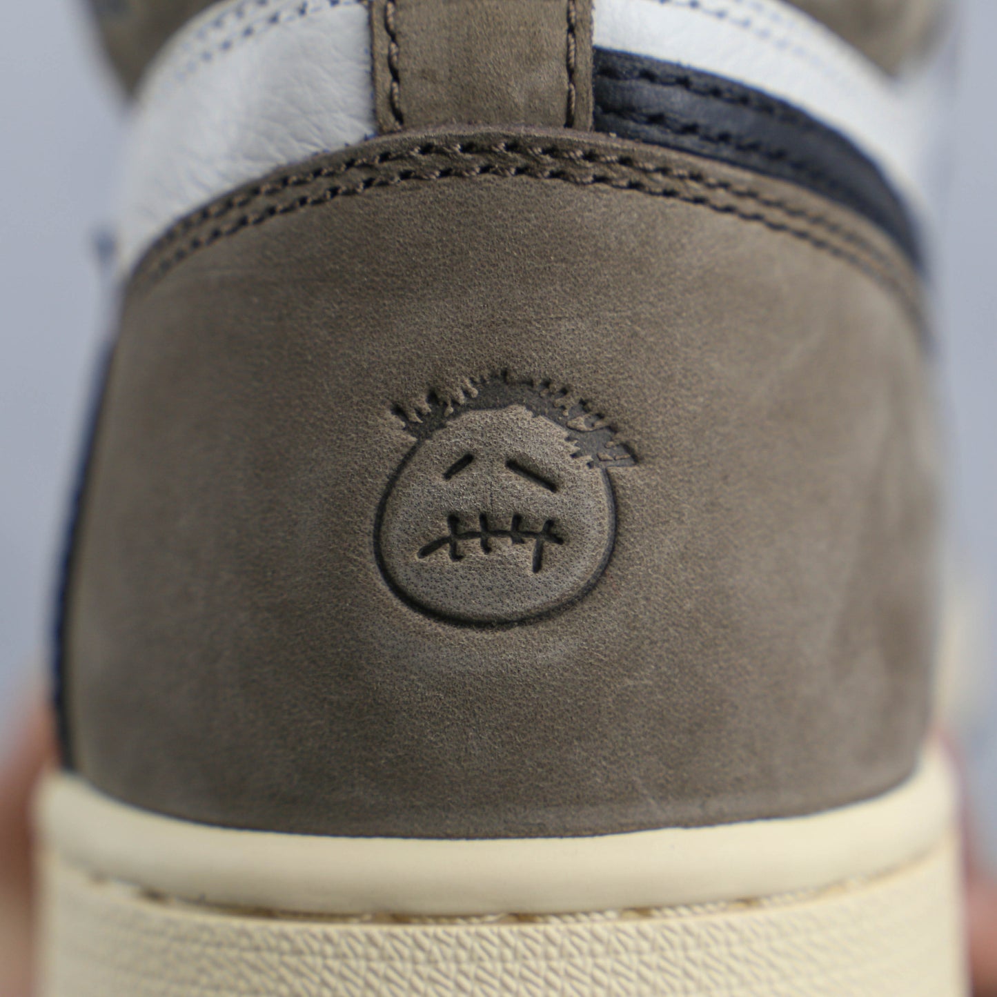 Tênis Travis Scott x AJ1 Retro High Dark Mocha
