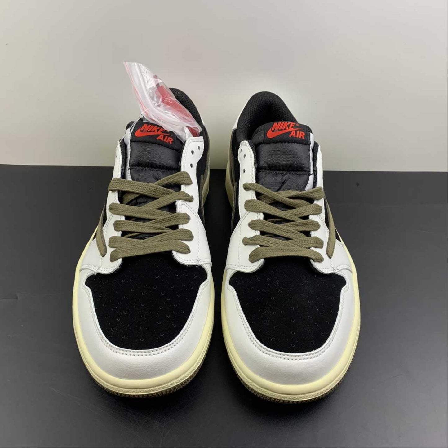 Tênis Travis Scott x AJ1 Low Olive