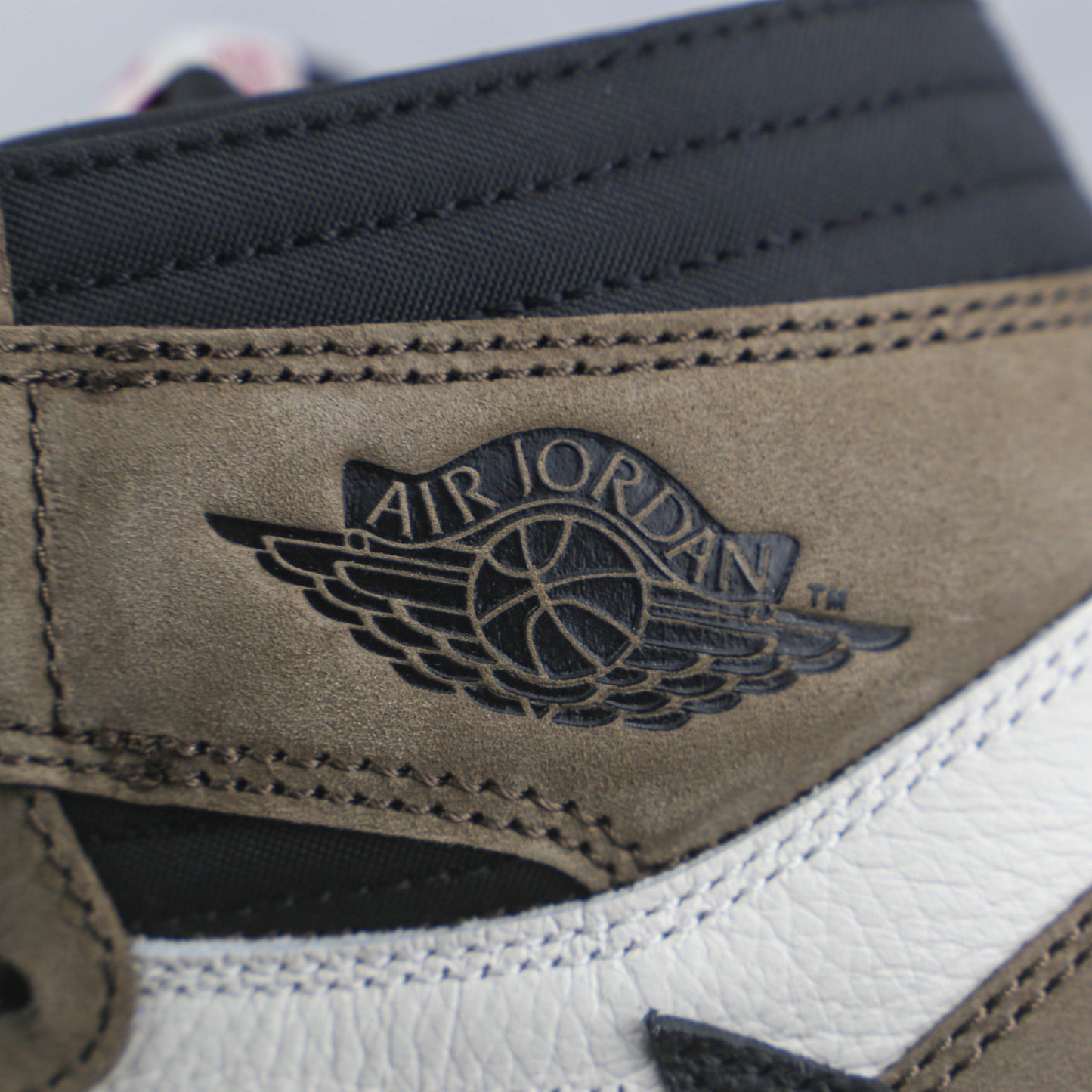 Tênis Travis Scott x AJ1 Retro High Dark Mocha