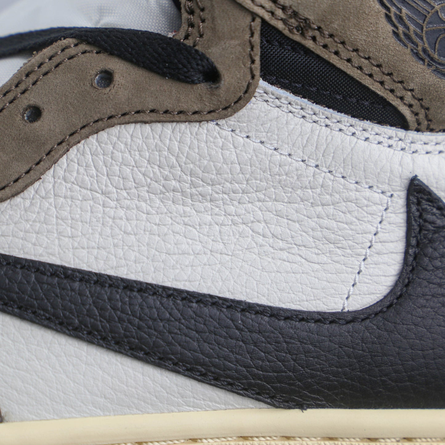 Tênis Travis Scott x AJ1 Retro High Dark Mocha