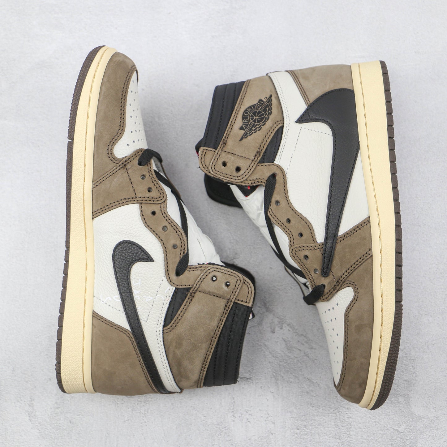 Tênis Travis Scott x AJ1 Retro High Dark Mocha