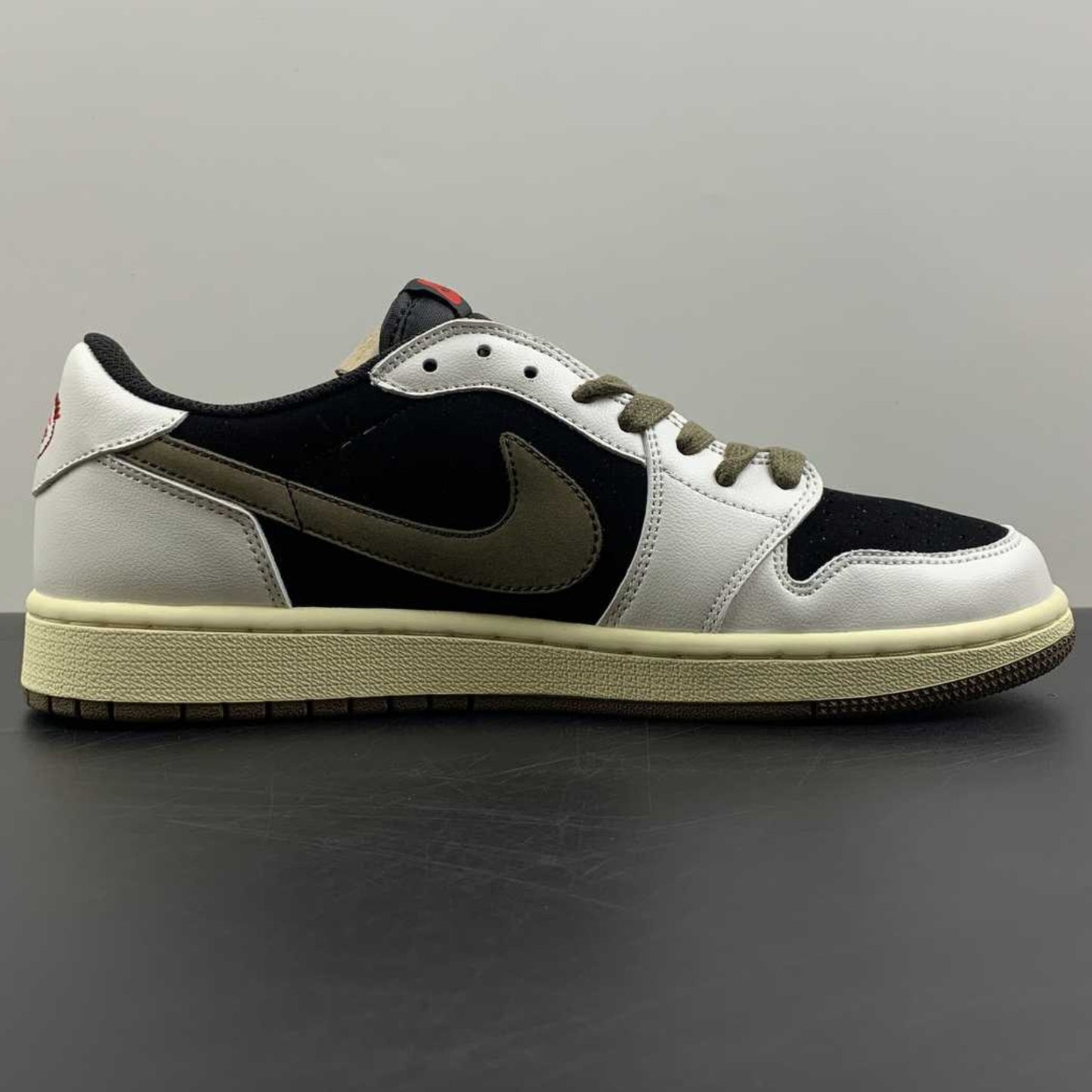 Tênis Travis Scott x AJ1 Low Olive