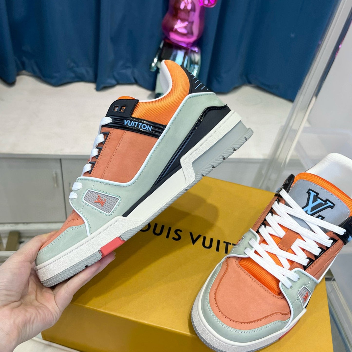Sneaker Lv Trainer Laranja com Cinza