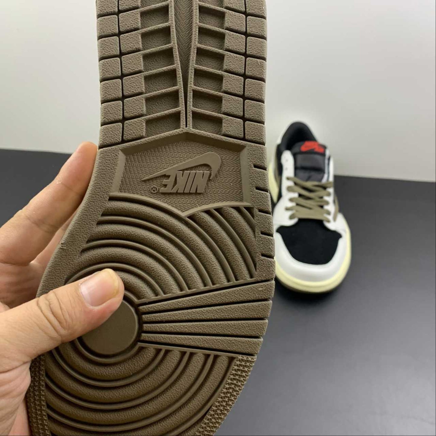 Tênis Travis Scott x AJ1 Low Olive