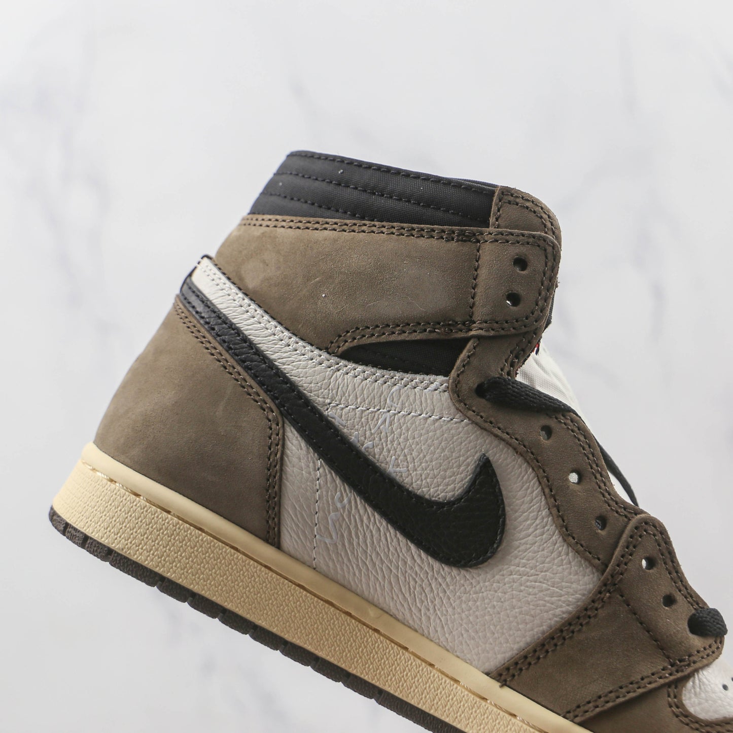 Tênis Travis Scott x AJ1 Retro High Dark Mocha
