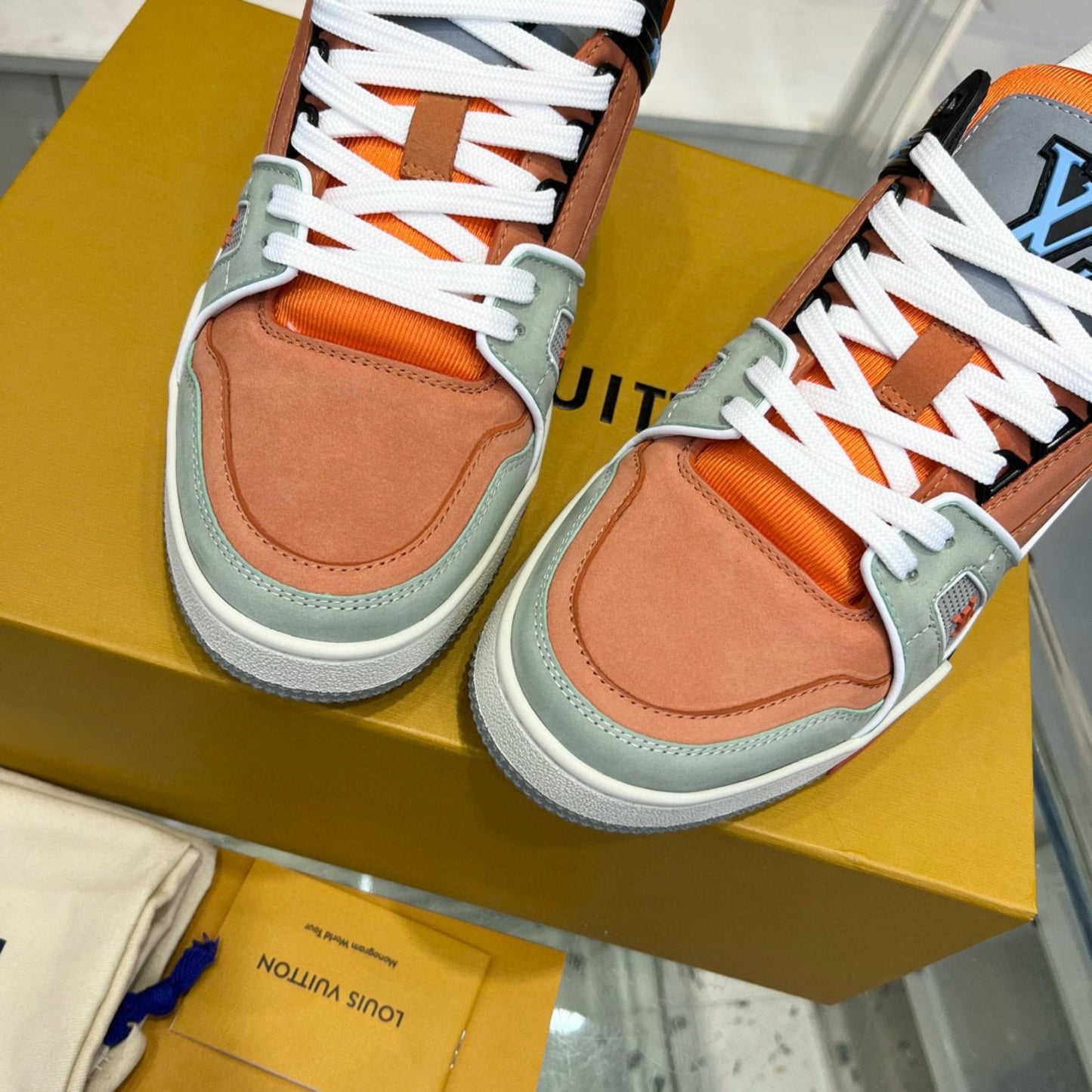 Sneaker Lv Trainer Laranja com Cinza