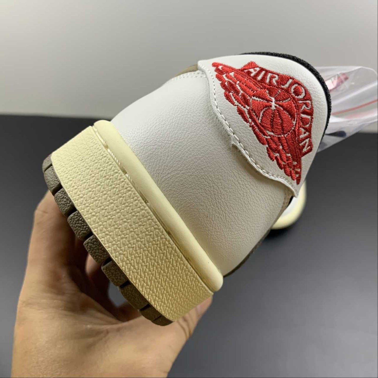 Tênis Travis Scott x AJ1 Low Olive