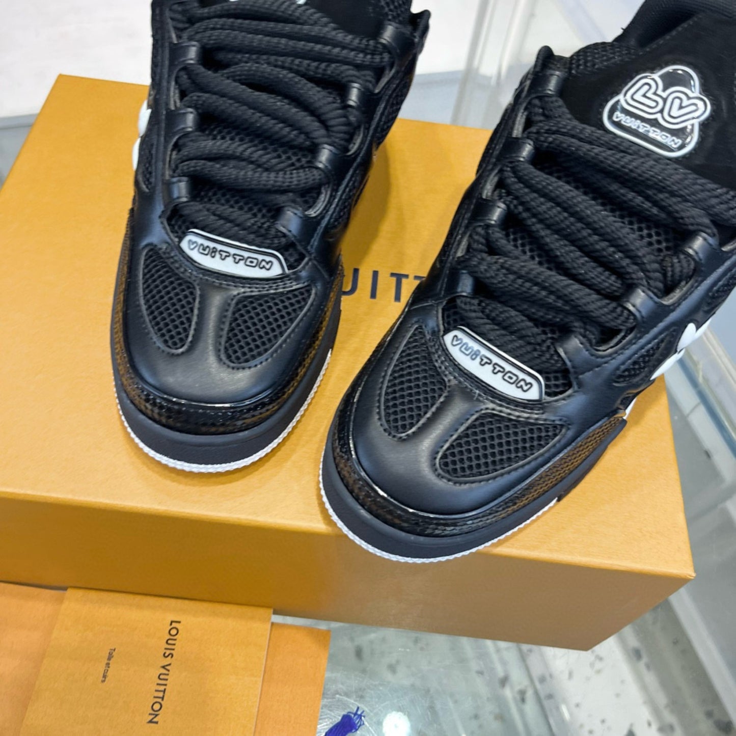 Tênis LV Skate Preto com Branco